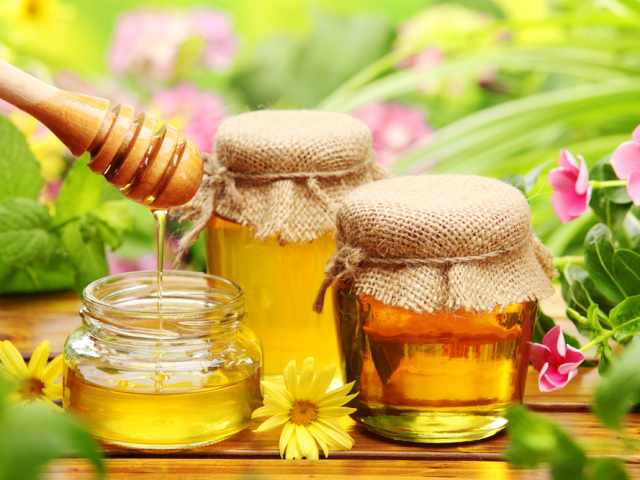 Як вибрати якісний натуральний мед, хороший стільниковий мед у магазині, на ринку: секрети, нюанси. Де краще всього купувати натуральний мед? Які документи потрібно попросити у продавця меду? Які добавки потрапляють у мед і як їх розпізнати?