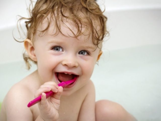Коли, з якого віку потрібно починати чистити зуби дитині: поради стоматологів. Як навчити дитину чистити зуби 2 року: рекомендації. Як правильно чистити зуби дитині: схема чищення передніх і задніх зубів для дітей