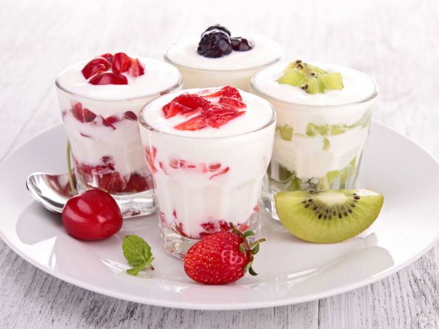 Коли краще їсти або пити йогурт, біойогурт: вранці або ввечері, до їди чи після? Скільки йогурту можна з'їдати в день? Можна кожен день пити йогурт? Як правильно і часто вживати йогурт: рекомендації дієтологів