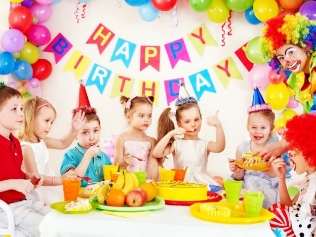 Прикраса дитячого дня народження &#8212; столу, кенді-бару, дитячих страв, торта, фотозоны, дитячого стільчика, кімнати на дитячому дні народження своїми руками: ідеї, фото. Прикраса на дитячий день народження з фруктів, паперу: ідеї, фото