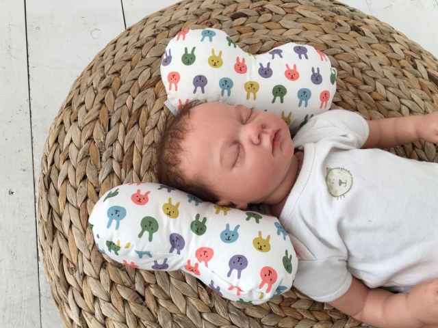 Ортопедична подушка для новонароджених немовлят метелик: як користуватися, як замовити на Алиэкспресс? Подушка з поглибленням метелик для новонароджених: як правильно класти на неї дитину, відгуки, фото