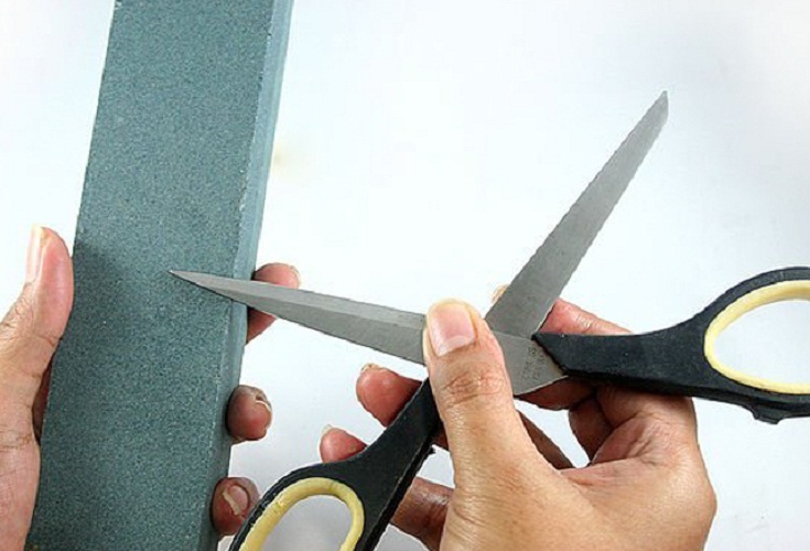 Як заточити ножиці підручними засобами?