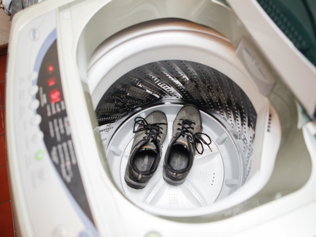 Як і чим випрати кросівки в пральній машині: температура, режим, інструкція, поради, кошти. Чи можна і як прати кросівки в пральній машині зі шкірозамінника, шкіряні, замшеві, білі? Які кросівки можна і які не можна прати у пральній машин
