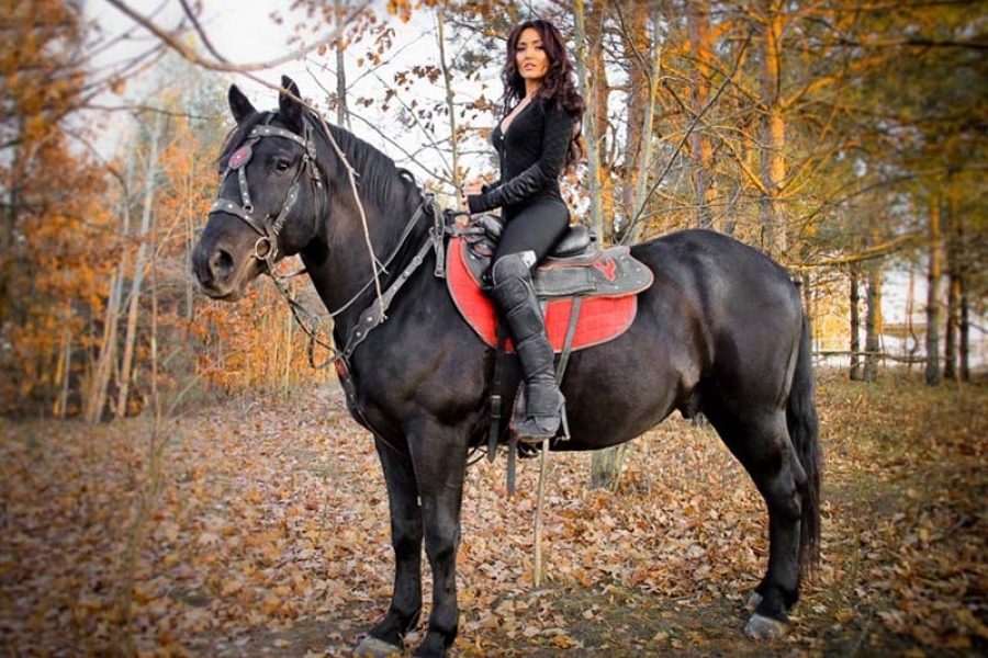 Верховая езда девушки. Фотосессия с лошадьми. Девушка катается на лошади. Девушка верхом на лошади. Прогулка верхом на лошади.