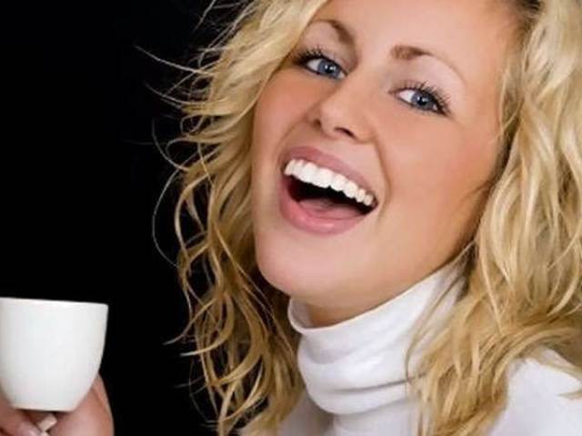 Плями, наліт від кави на зубах: як відбілити? Як пити каву, щоб зуби не жовтіли?