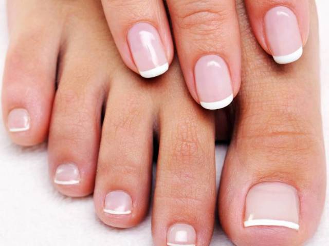 Чому виникають на нігтях рук і ніг білі смужки? Що означають білі смужки на нігтях?