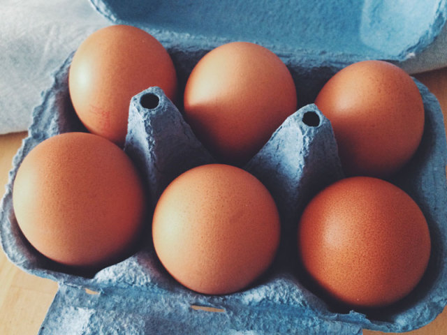 Як відрізнити сире яйце від вареного? Яке яйце крутиться, варене і сире? Способи відрізнити варене яйце від сирого