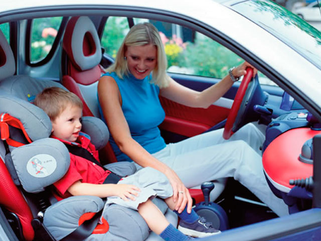 Можна возити дитину на передньому сидінні автомобіля? З якого віку можна їздити на передньому сидінні?