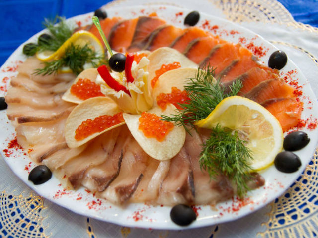 Святковий рибний стіл &#8212; сервіровка риби, оформлення холодних закусок і нарізок з риби: варіанти, фото. Як красиво нарізати рибу, прикрасити на тарілці і подати на святковий стіл?