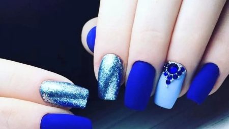 Дизайн нігтів в синьо-блакитному кольорі