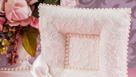 Подушки для обручок на весілля: ідеї дизайну і тонкощі виготовлення