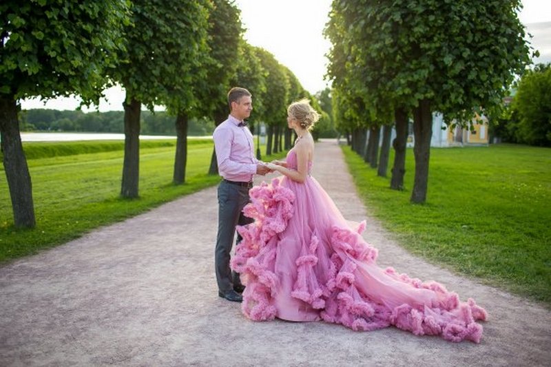Будет свадьба 10 лет. Розовое свадебное платье. Розовая свадьба 10 лет фотосессия. Отмечаем розовую свадьбу. Платье на 10 летие свадьбы.
