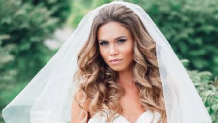 Весільні зачіски з фатою на довге волосся: різноманіття варіантів і приклади їх виконання
