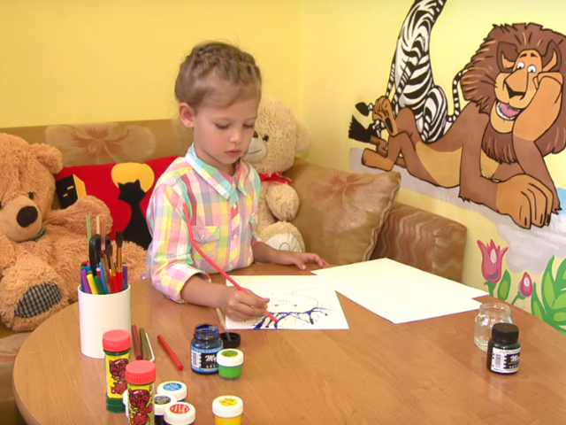 Значення кольору в малюнках дітей дошкільного віку: психологія. Дитина вибирає для малюнка червоний, оранжевий, фіолетовий, синій, жовтий, зелений, чорний колір: значення в психології