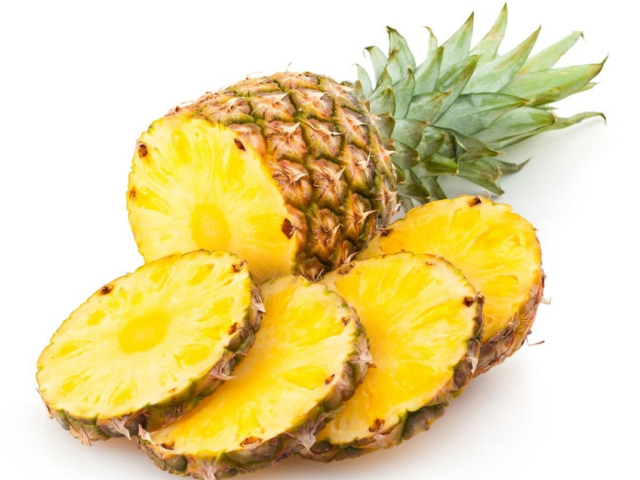 Як правильно вибрати хороший стиглий ананас при покупці: звертаємо увагу на хвостик, луску, аромат, звук, вага. Який ананас не варто купувати?